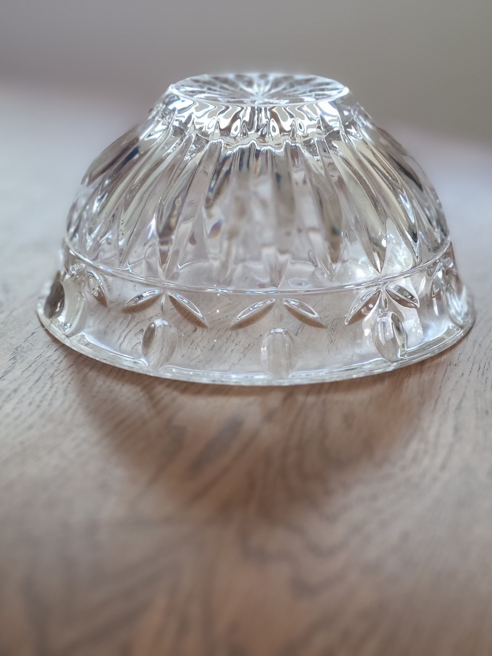 Vintage - Block Crystal Tulip Garden patterned clear glass salad bowl. - Picture 6 of 10